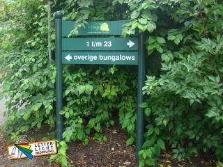 Bewegwijzering bungalows. Bord op staanders